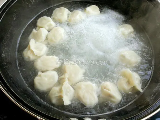 锅里水烧开，放入饺子，盖盖煮馅（三分钟）开盖煮皮（两分钟）
