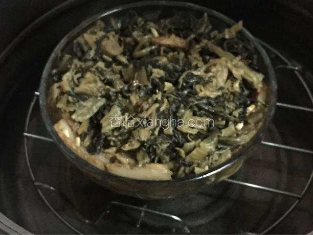 上锅蒸到肉软烂，先大火把水烧开，转中火慢蒸50分钟左右