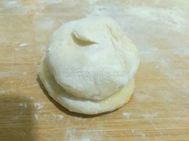 再取一个面剂子盖在刷油的面剂子上面，要盖刷油的一面。