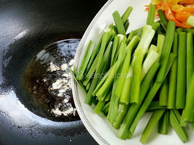 锅里油烧热，放葱花炝出香味，下入韭菜和辣椒翻炒（介意的亲可把葱花捞出，只用葱油）