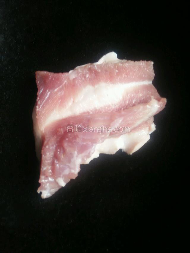 将上等脯胸肉在高温的锅中去毛，烫香肉皮。有的友友选用瘦肉，不好吃哈，最嫩就这种了，当然选五花肉也很好。