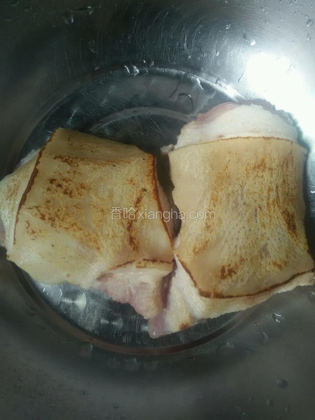 将肉洗净看嘛，皮要烫黄。