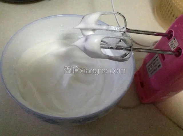 蛋白中加几滴柠檬汁（没有可不加，我就没加），把30g细砂糖分两次加入蛋白，用电动打蛋器将蛋白打至干性发泡（加糖容易打发一点），打好的蛋白可以先放入冰箱冷藏待用。