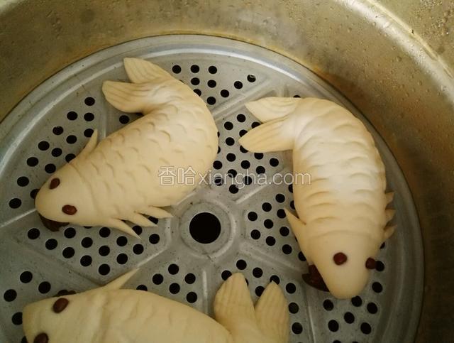 做好后放在刷了油的蒸屉，入锅二次醒发