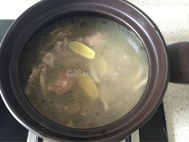 砂锅加入适量清水，放肚片、姜片一起煮沸，再转小火慢炖半小时。