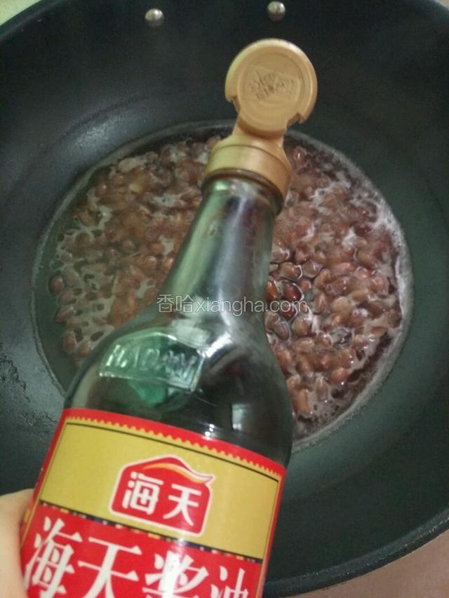 花生快熟时加入酱油