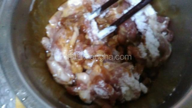 肉丝上浆，淀粉，酱油，料酒搅拌均匀