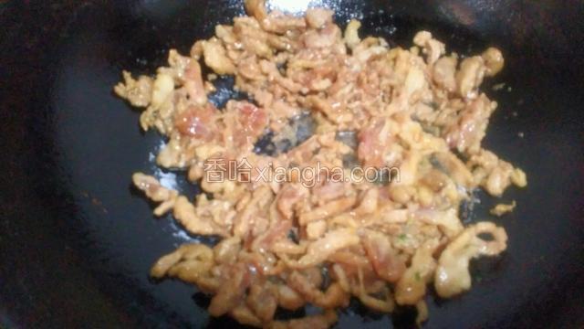 锅中放油将肉滑开