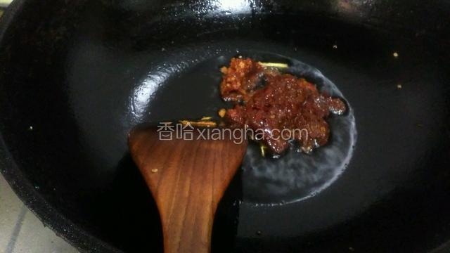 锅中放油，放辣酱小火煸香