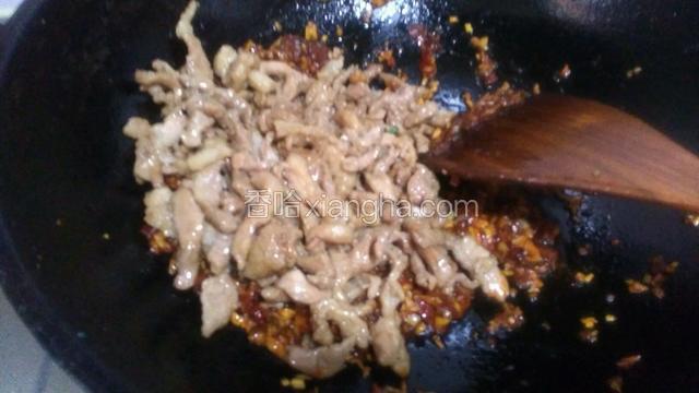 加入肉丝，这时改大火