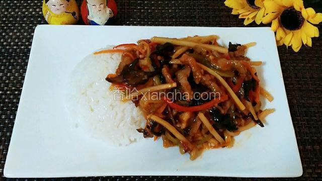 另起一盘，盛一碗米饭，浇上鱼香肉丝。