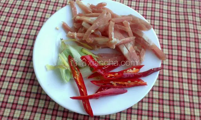 猪肉切成片，葱姜切丝，辣椒切丝