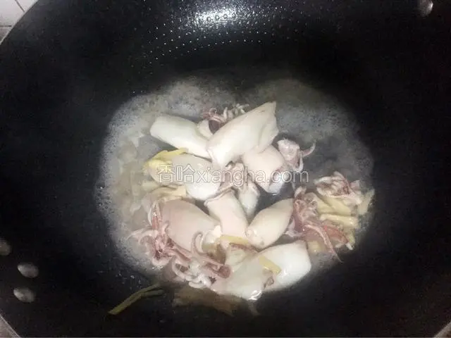 加入少许清水翻炒均匀