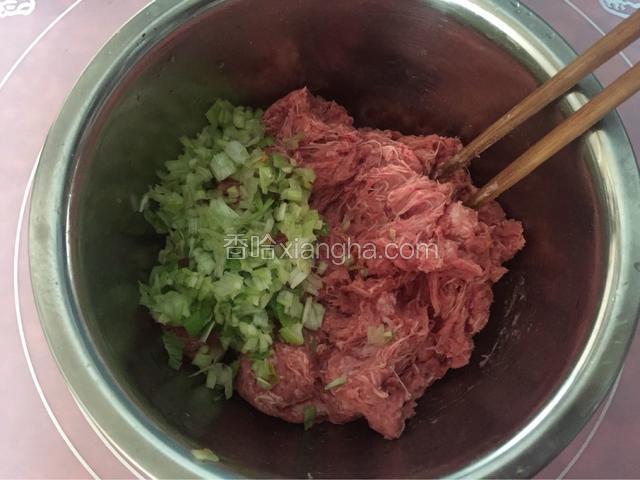 牛肉馅加入鸡蛋，葱花，酱油，盐，香油，鸡精顺时针搅拌上劲