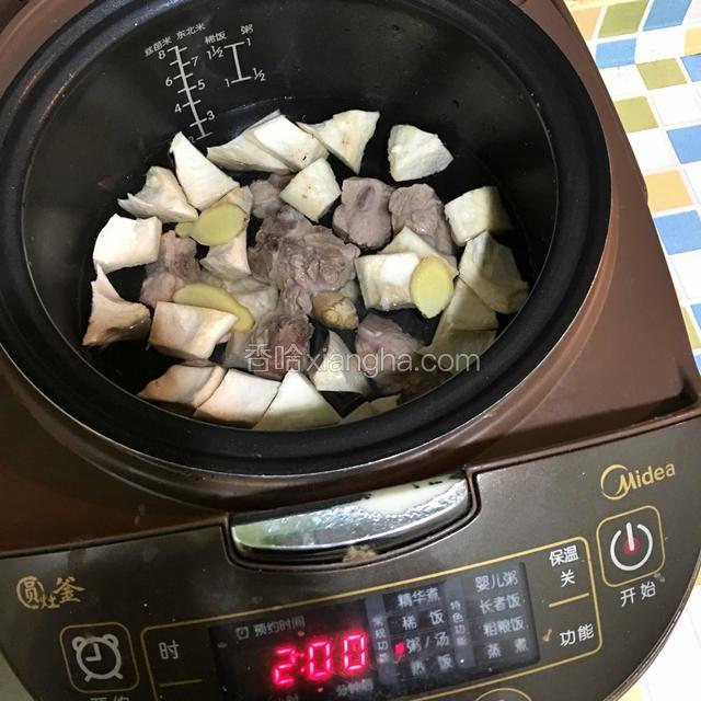 加适量清水，按煲汤键2个小时