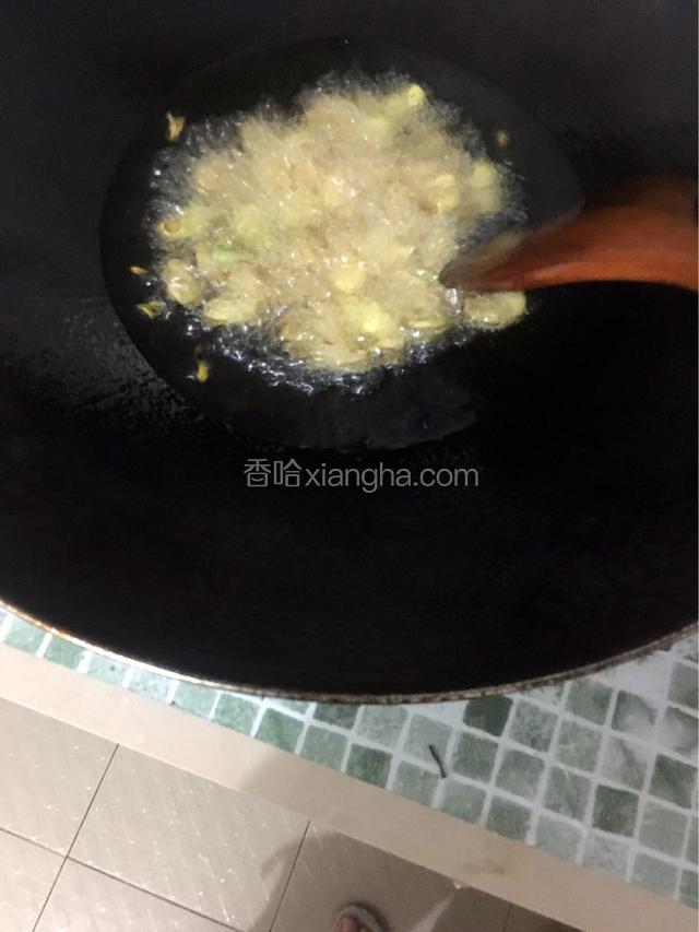 中途用锅铲搅动