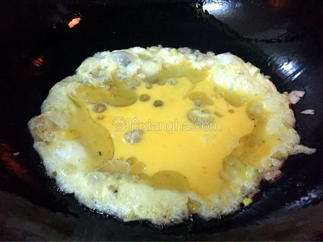 热锅冷油，油热加入葱末炒香，加入鸡蛋摊成蛋饼快速打散盛出备用