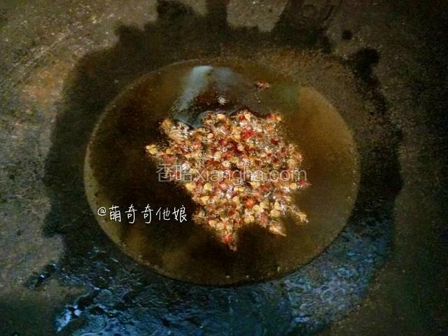 锅中倒入适量油，加入一小撮花椒粒，小火炒出香味。