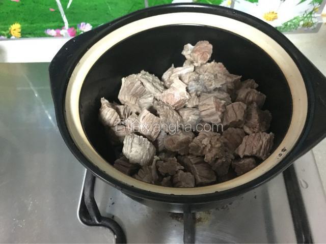 洗净的牛肉倒入砂锅，