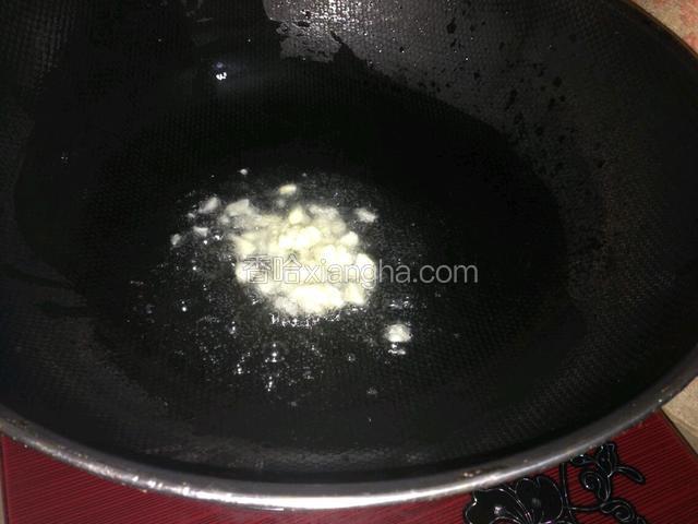 干锅放油爆香蒜泥