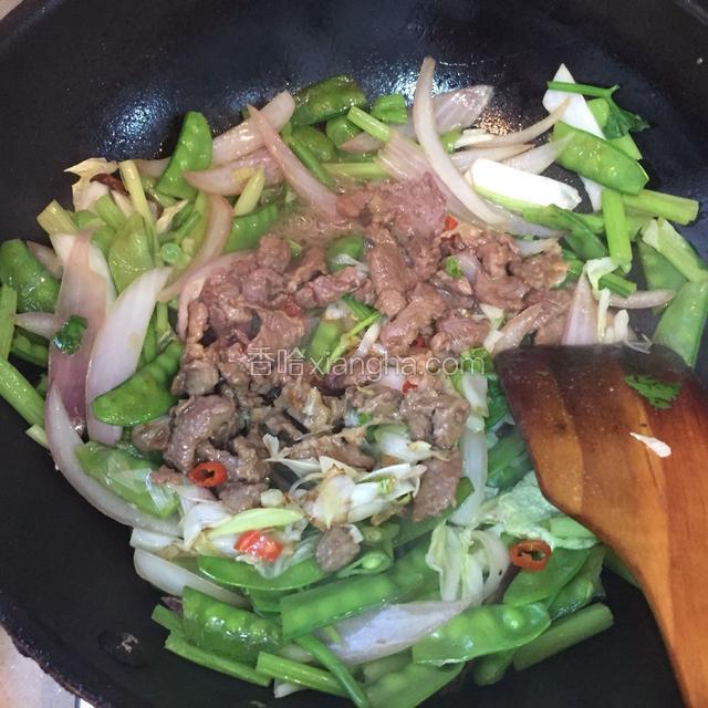 加入芹菜 白菜 洋葱 豌豆和羊肉 调味料胡椒 盐 生抽 鸡精翻炒均匀