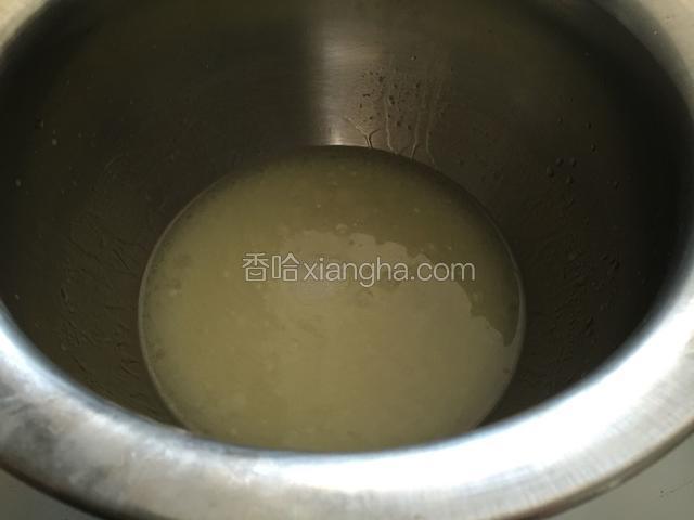 水和油称好备用.烤炉提前预热上火10下火150