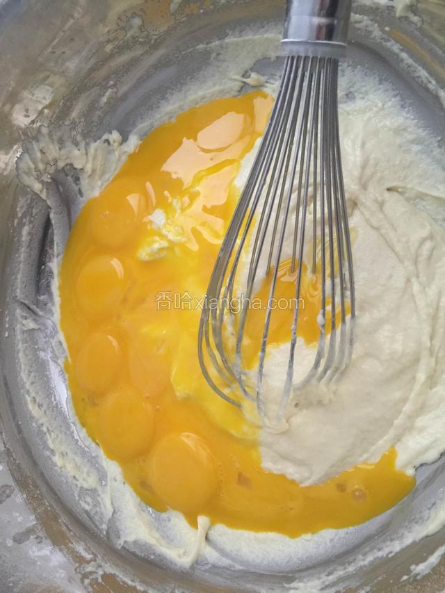 加入蛋黄.轻轻搅拌均匀