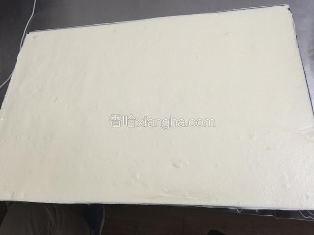 倒入60X40的模具盘里烘烤.上火190下火150.23分钟左右.15分钟左右倒盘
