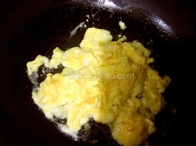 锅中加油烧热，倒入打匀的鸡蛋炒熟