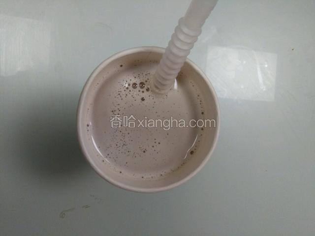 奶茶泡开，待凉了，放入冰箱。