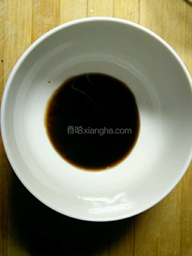 取一个干净的碗放一勺醋，半勺糖，两滴老抽，一点点盐，用筷子搅一搅