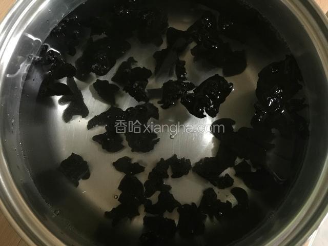 干黑木耳用凉水泡发至软，家中有现成泡好的黑木耳的朋友此步骤可忽略。