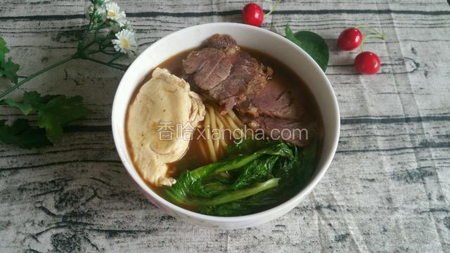 面条盛入碗中加入牛肉即可食用