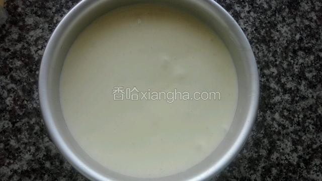 倒入六寸模具震出气泡！