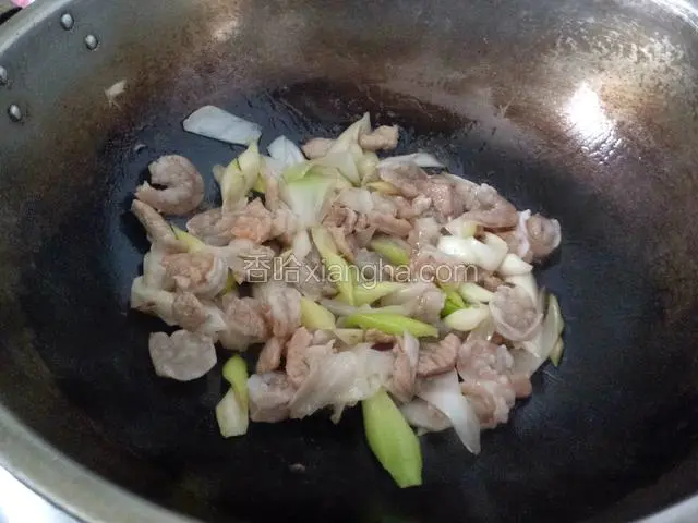 将腌制虾仁的水倒掉，倒入腌制好的虾仁翻炒。