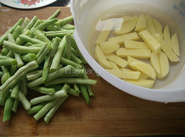 豆角择洗干净掰小段，土豆去皮切条清水泡一会儿