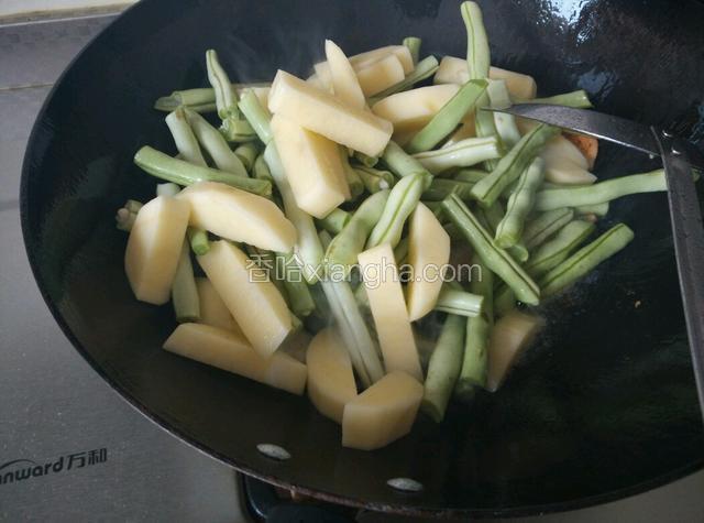 将土豆豆角放入锅中翻炒几下