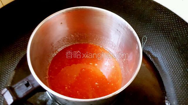 把西红柿和黄瓜榨汁后和吉利丁粉放在一起隔水加热