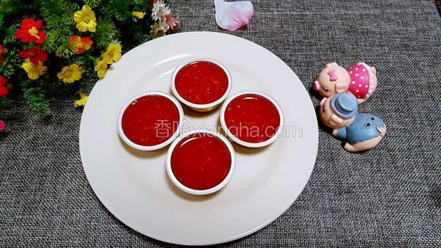 依次倒入容器里面，放入冰箱3个小时