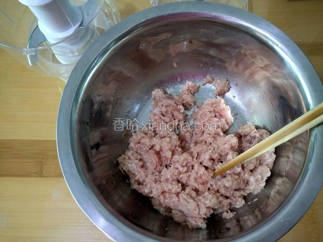 猪里脊用料理机搅成肉泥 越细越好