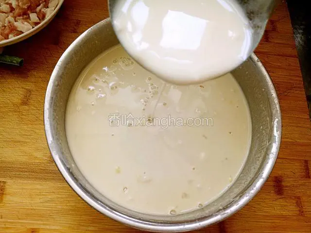 面糊稀稠度要适中，不可太稠也不可太稀，舀起来能流畅顺利地滴落成线最好