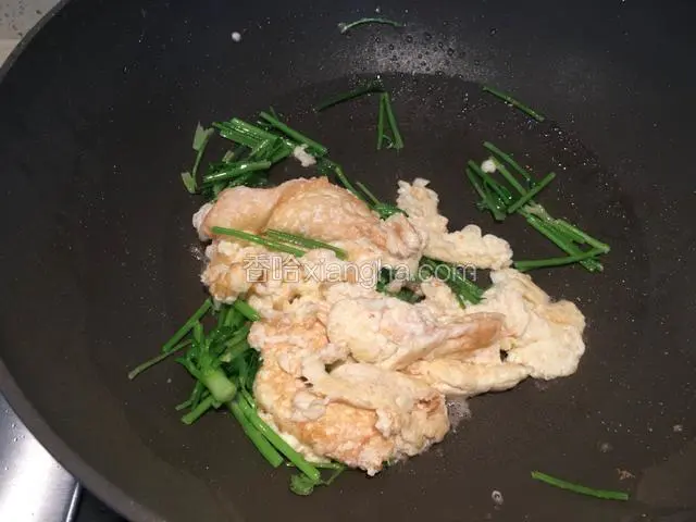 再放入炒好的鹅蛋翻炒两下。