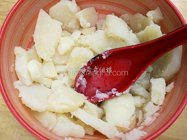 预热烤箱190度，蒸好的土豆片取出倒入碗里用勺子压成细腻的泥。或者装入保鲜袋用擀面丈碾碎。