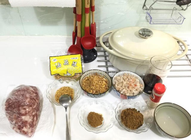 买回来的猪皮用开水烫熟，刀子刮掉表面那层污垢和猪毛，切小粒