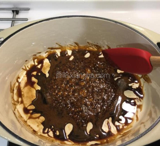 黑糖加少许水炒出焦糖
