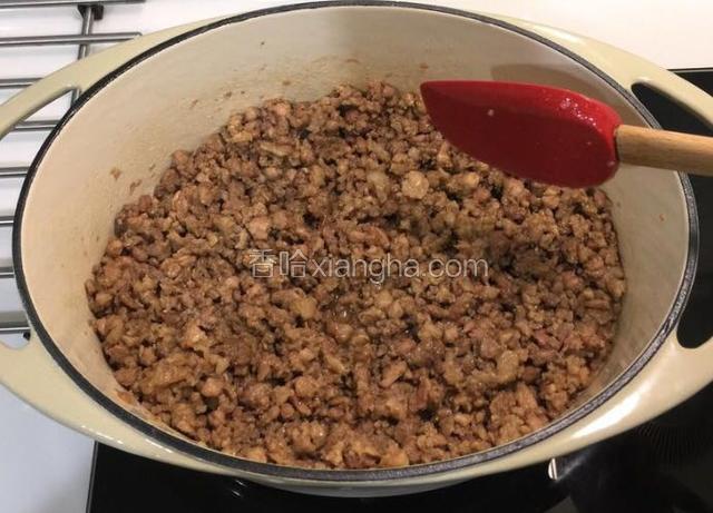 把绞肉倒入锅中炒，均匀裹上焦糖