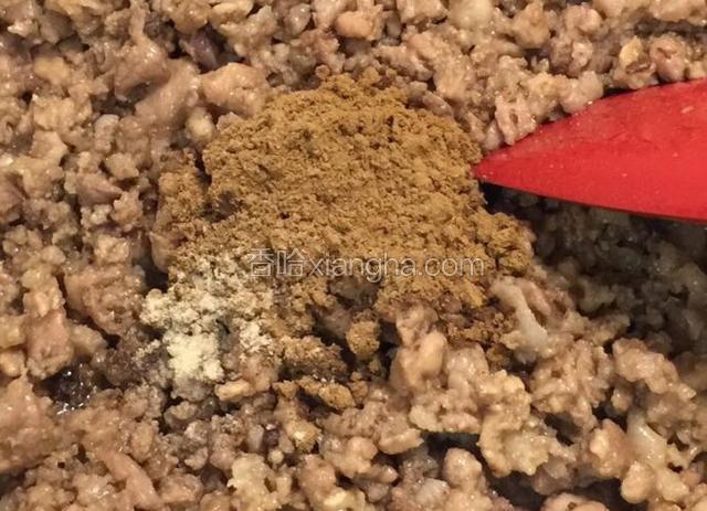 炒到变色后加入猪皮，五香粉，白胡椒粉和米酒稍微煮一下