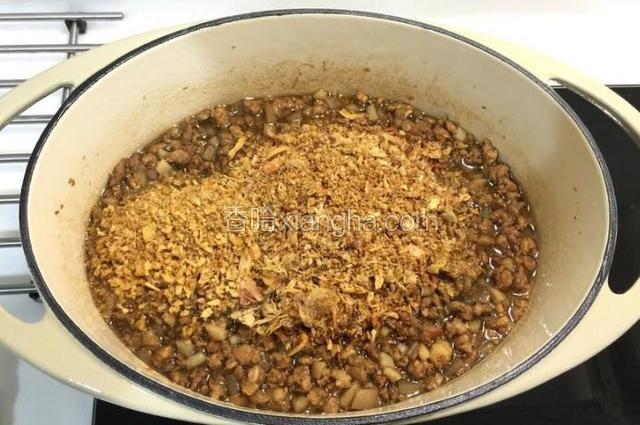 接着加入葱油酥和生抽炒匀，倒入适量的清水盖过所有食材，小火炖50分钟