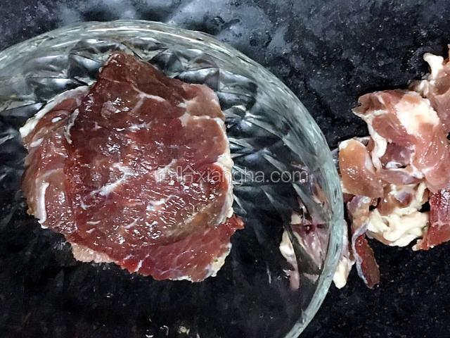 牛肉充分解冻，去掉多余的筋，用厨房纸吸干表面的水分