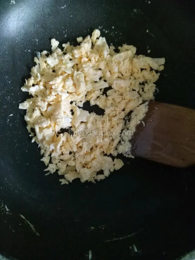 锅中放油，下鸡蛋液划散成小颗粒。